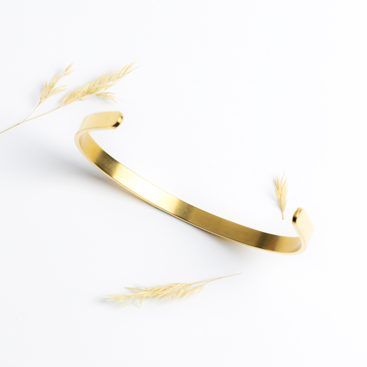 Live_The_Life_You_Love_Cuff_Bracelet_Gold_Lifestyle_01_Mockup.png